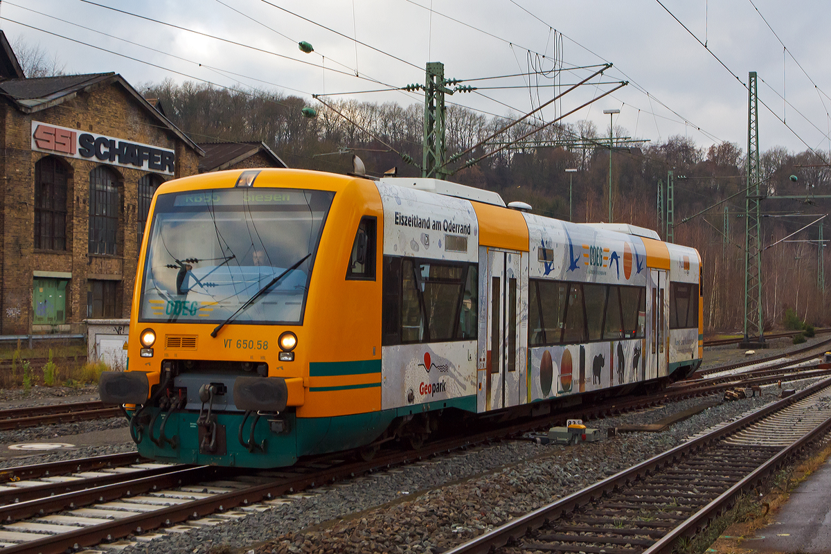 
Nun ist es soweit, an heute (14.12.2014) gab es den Fahrplanwechsel und die HLB Hessenbahn GmbH ist der Betreiber der 3LänderBahn. So fährt der VT 650.58  Geopark Eiszeitland am Oderrand  (95 80 0650 058-0 D-ODEG) ein Stadler RegioShuttle RS 1 (BR 650) der Ostdeutsche Eisenbahn GmbH, der von der HLB angemietet ist, als RB 95 Au/Sieg - Siegen (HLB61659) in den Bahnhof Betzdorf/Sieg ein.   

Der Stadler Regionaltriebwagen Regio-Shuttle RS1 wurde 2004 von Stadler Pankow GmbH in Berlin unter der Fabriknummer 37304 und an die Prignitzer Eisenbahn GmbH (PEG) geliefert, er ist Eigentum der BeNEX GmbH. 
Der Triebwagen hat die EBA-Nummer  EBA 04B11A 304
