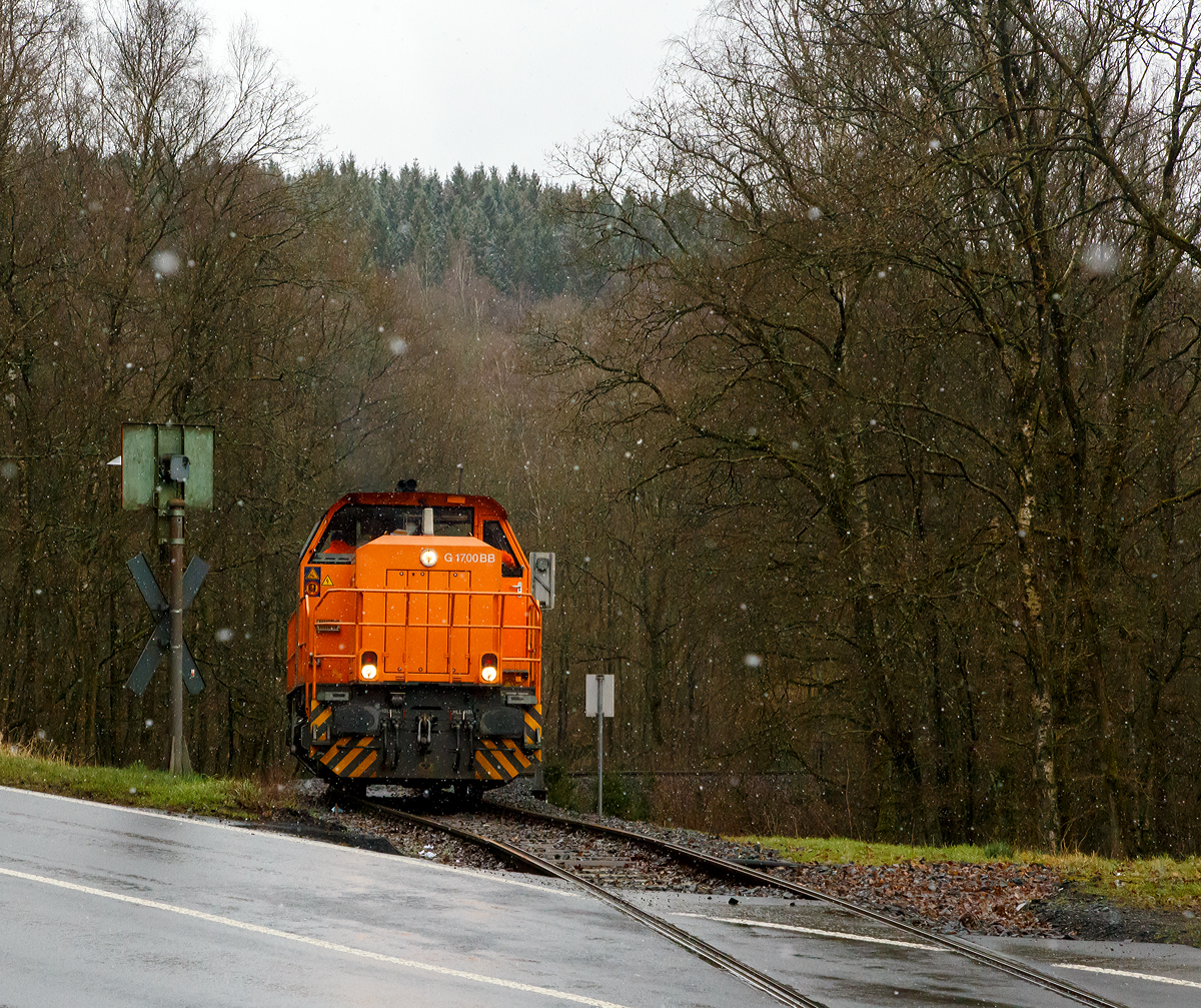 Nun geht es wieder, bei leichtem Schneefall, hinab....
Die Lok 46 (92 80 1277 807-4 D-KSW) der Kreisbahn Siegen-Wittgenstein (KSW) fährt am 15.02.2016 vom Pfannenberg (Neunkirchen-Salchendorf) wieder hinab Richtung Neunkirchen, die Fahrtrichtung muss sie nochmal wechseln, da gleich die Spitzkehre Pfannenberg folgt. 

