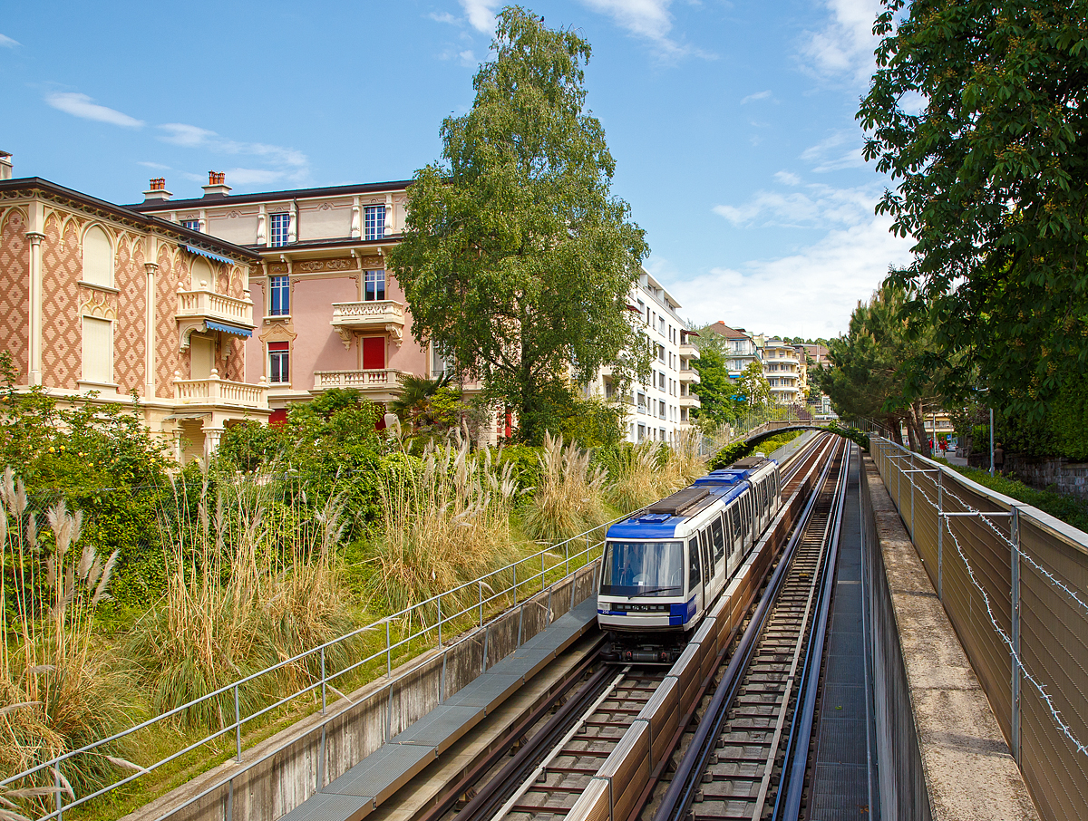 
Nun kenne ich mich etwas besser in Lausanne aus und wir müssen nicht mehr den Berg hinauf laufen;-).....
Der Triebwagen 250 der Métro Lausanne bzw. U-Bahn Lausanne (Linie m2) fährt am 21.05.2018 nach Lausanne-Ouchy hinab, hier kurz vor der Station Délices (408 m). Allein der Höhenunterschied zwischen den Endstationen Ouchy (unten am See gelegen) und dem SBB Bahnhof Lausanne beträgt 79 m.

Die U-Bahn Lausanne (m2) ist eine 5,9 km lange U-Bahn-Linie in Lausanne, welche von Ouchy (373 m) am Ufer des Genfersees über den Bahnhof Lausanne und das Stadtzentrum nach Epalinges-Croisettes (711 m) führt. Sie weist den größten Höhenunterschied aller U-Bahnen der Welt auf, obwohl einige Streckenabschnitte (wie hier) offen verlaufen. Die 2008 eröffnete Linie entstand aus dem Umbau der Zahnradbahn Lausanne–Ouchy. Zusammen mit der Stadtbahn Lausanne (Linie m1) werden die beiden Linien als Métro Lausanne bezeichnet. Sie ist die erste und einzige U-Bahn in der Schweiz. Betreiber beider Linien ist die Transports publics de la région lausannoise, abgekürzt TL (zu Deutsch: Öffentlicher Verkehr der Region Lausanne).

Die U-Bahn-Strecke ist 5,9 Kilometer lang und umfaßt 14 Stationen, wovon vier bereits bestanden. Es gibt vier Tunnelabschnitte, die eine Gesamtlänge von 5,3 Kilometern aufweisen. 600 m der Strecke verlaufen außerhalb von Tunneln. Der Höhenunterschied zwischen den Endstationen Ouchy (unten am See gelegen) und dem am Hügel gebauten Vorort Croisettes beträgt 336 Meter, wobei die durchschnittliche Steigung 5,7 %, die Maximalsteigung 12 % beträgt. Die Linie m2 weist damit den größten Höhenunterschied aller U-Bahnen der Welt auf, sie ist auch die steilste Adhäsions-U-Bahn sowie die weltweit dritt steilste U-Bahn – nach der Karmelit in Haifa (eine pneubereifte Standseilbahn mit 30 % Steigung) und der Métro C in Lyon (eine Zahnradbahn mit bis zu 17 % Steigung).

Strecke:
Die bereits bestehende Strecke der Zahnradbahn beginnt in Ouchy am Ufer des Genfersees, wobei das unterste Teilstück, das zuvor in einem Einschnitt verlief, in den Untergrund verlegt wurde. Die bestehende Station Montriond ersetzte man durch die Stationen Délices und Grancy. Oberhalb von Grancy beginnt der zweite Tunnel, der den Hauptbahnhof unterquert und zur bisherigen Endstation Flon führt. Dort besteht eine Umsteigemöglichkeit zur Stadtbahn m1 nach Renens und zur Chemin de fer Lausanne-Echallens-Bercher (LEB).

Oberhalb der Station Flon beginnt der Neubauabschnitt. Hinter der Station Riponne endet der zweite Tunnel, da die Strecke auf einer Brücke ein tief eingeschnittenes Tal im Stadtzentrum überquert. Der dritte Tunnel endet kurz vor La Sallaz. Nördlich dieser Station folgt der vierte Tunnel bis zur Endstation. Da die Station Vennes direkt an der Autobahn A9 liegt, entstand dort ein großer Park-and-ride-Platz. Vennes ist auch Standort des Depots und der Betriebswerkstatt. Die Strecke endet in Croisettes am Ortsrand von Epalinges.

Leider sind wir nicht die ganz Strecke gefahren, aber so haben wir einen Grund für einen weiteren Besuch von Lausanne.

Betrieb:
Beim Betrieb der U-Bahn wird auf französische Technik von Alstom gesetzt. Die 15 zweiteiligen Einheiten sind jeweils 30,68 m lang, 2,45 m breit und 3,47 m hoch, sie können maximal 351 Fahrgäste aufnehmen. Die erste Einheit wurde am 2. September 2006 nach Lausanne geliefert, die übrigen folgten im Abstand von zwei Monaten.

Die Linie m2 wird führerlos und vollautomatisch befahren, die Bahnsteige besitzen Türen, die gleichzeitig mit den auf gleicher Höhe befindlichen Fahrzeugtüren geöffnet und geschlossen werden. Das Prinzip von Fahrbahn und Führung wurde von der Pariser Métro übernommen. Auch die von Alstom gefertigten Fahrzeuge entsprechen weitestgehend der Pariser Pneumetro Typ MP89 CA. Allerdings bestehen Lausanner Einheiten lediglich aus zwei Wagenkästen, sie werden als Be 8/8 TL (Triebwagen TL 241 bis 258) geführt. Wie auf einigen Linien der Pariser Metro, sind die Drehgestelle mit gummibereiften Rädern ausgestattet. Damit ersparte man sich die Montage einer Zahnstange im Gleis. Die Bergfahrt für die gesamte Strecke dauert 21 und die Talfahrt 18 Minuten. Die Zufuhr der Elektrizität erfolgt über die als Stromschienen mitbenutzten seitlichen Führungsschienen.

Spezifikationen der Alstom Be 8/8 TL (Triebwagen TL 241 bis 258)

Die Züge haben vier Drehgestelle mit je zwei Achsen. Jedes Drehgestell hat seinen eigenen Motor mit einer Leistung von 314 kW, was eine Gesamtleistung von 1.256 kW ergibt. Sie werden bei einer Spannung von 750 V Gleichstrom durch eine dritte Schiene mit Strom versorgt und können eine Höchstgeschwindigkeit von 60 km/h  erreichen. Der Drehzapfenabstand zwischen den äußeren und inneren Drehgestellen ist 10 m und der Drehzapfenabstand zwischen den inneren Drehgestellen ist 4,88 m.

Jeder Zug hat 36 Sitze und 20 Klappsitze. Diese Züge fahren automatisch (fahrerlos). Für Manövriervorgänge z.B. im Depot steht manuelles Bedienfeld für zur Verfügung.

TECHNISCHE DATEN der Be 8/8 TL:
Hersteller: Alstom
Baujahr: 2006
Anzahl: 15 (Triebwagen Nr. 241 bis 258)
Fahrzeugtyp: Bi-directional
Spurweite: 1.435 mm (Normalspur) Gummi bereift 
Achsfolge: Bo'Bo' + Bo'Bo'
Länge über Alles: 30.680 mm (2x 15.340 mm)
Breite: 2.450 mm
Höhe: 3.473 mm
Gewicht: 57,3 t
Anzahl der Türen: 6 (je Seite)
Einstiegshöhe: 1.905 mm
Fußbodenhöhe: 1.130 mm
Höchstgeschwindigkeit: 60 km/h
Leistung: 4 x 314 kW = 1.256 kW
Stromsystem: 750 V DC (Gleichstrom über Stromschiene)
Kleister befahrbarer Gleisbogen: 40 m
Maximalsteigung: 12 %

Quellen: Wikipedia (deutsch und französisch), sowie Alstom
