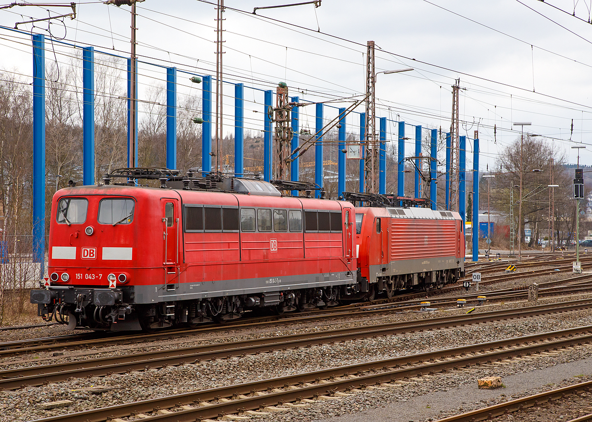 
Nun noch als Nachschuß....
Nun fahren die 189 075-5 (91 80 6189 075-5 D-DB) mit der kalten 151 043-7 (91 80 6151 043-7 D-DB) am 17.03.2017 in Kreuztal in den Abstellbereich, beide sind Loks der DB Cargo Deutschland AG.