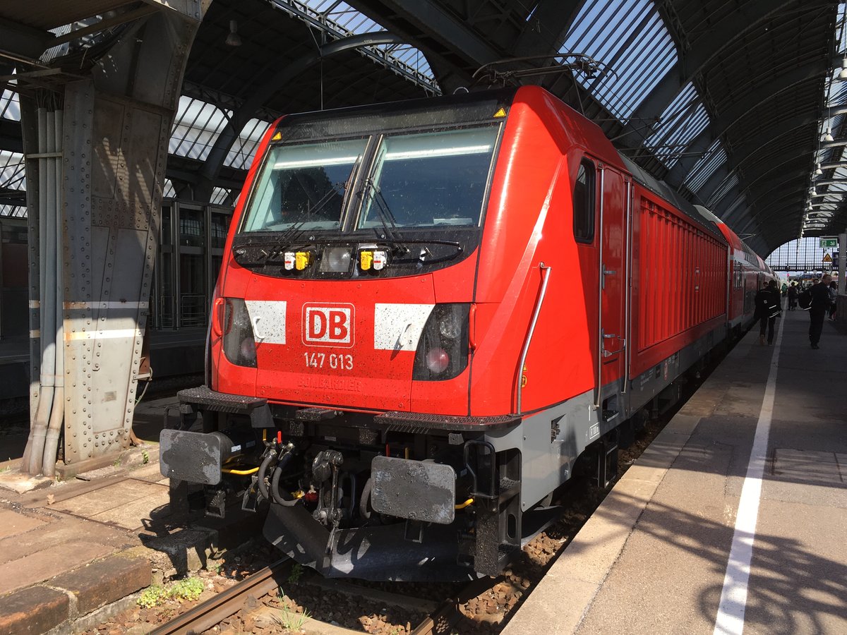 Nun schon täglich anzutreffen in & um Stuttgart: Die Br 147

So traf ich am 10.04.17 147 013 vor einer DoSto als Ire 
Karlsruhe Hbf - Stuttgart Hbf.














