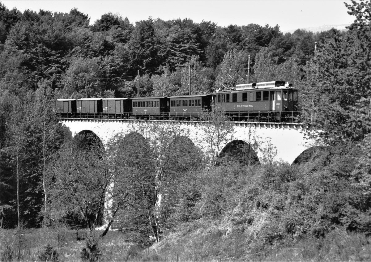 Nyon-St-Cergue-La Cure NStCM.
BDe 4/4 11 mit einem gemischten Zug auf der Fahrt nach La Cure beim Passieren des Colline Viadukts bei Givrins im Mai 1979.
Dieser Triebwagen wurde im Jahre 1918 als ABDe 4/4 11 in Betrieb genommen und 1985 ausrangiert.
Foto mit Billigkamera: Walter Ruetsch
  