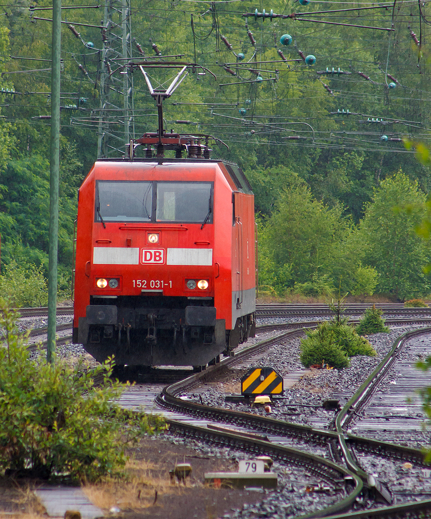
Obwohl es heute regnete, musste ich einfach zum abschalten an die Strecke....
Die 152 031-1 der DB Schenker Rail Deutschland AG steht nun wieder für die Heimfahrt, am 08.07.2014 in Betzdorf/Sieg bereit. Zuvor hatte sie einen Coilzug nach Betzdorf gebracht.

Die Siemens ES 64 F wurde 1998 bei Krauss-Maffei in München unter der Fabriknummer 20158 gebaut. Sie hat die NVR-Nummer 91 80 6152 031-1 D-DB und die EBA-Nummer EBA 96Q15A 035.