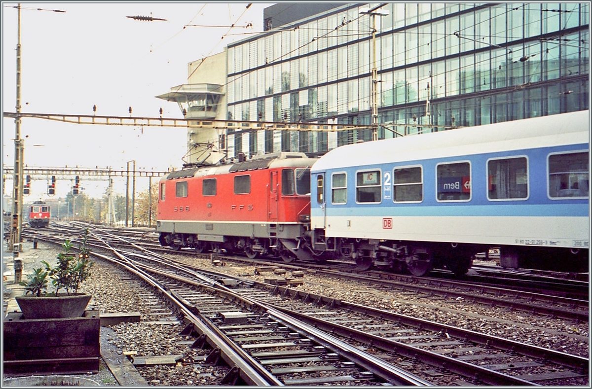 Obwohl die InterRegio IR Züge der DB auch im internationalen Verkehr eingesetzt wurden, gab es keine IR Linie in die Schweiz, trotzdem kamen hin und wieder in EC Zügen IR Wagen in die Schweiz, wie z. B dieser DB 51 80 22 91 258-3 Bimz beim EC  Lötschberg  welcher mit einer Re 4/4 II Bern verlässt. 

Analog Bild vom November 2000