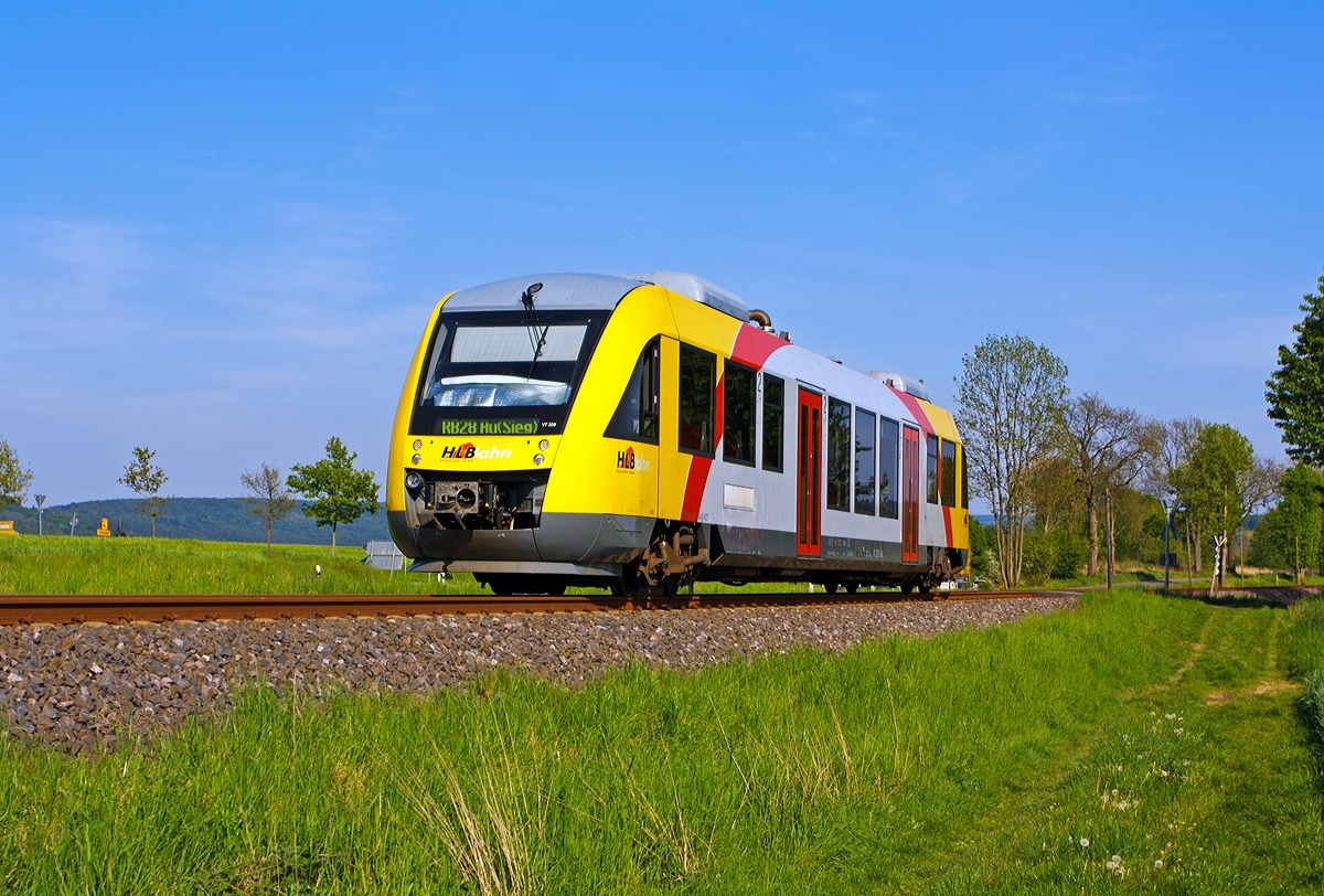 
Obwohl schon in den HLB Farben, und nicht mehr grün-weiß, so fährt er noch als VT 209 Abp (95 80 0640 109-4 D-VCT) der vectus Verkehrsgesellschaft mbH. Hier ist er am 05.05.2013 zwischen Hachenburg und Ingelbach, auf der KBS 461  Oberwesterwaldbahn , er fährt die Verbindung Limburg(Lahn) - Westerburg - Hachenburg - Altenkirchen - Au (Sieg) als RB 28   Oberwesterwald-Bahn . 

Einen lieben Gruß an den freundlichen Tf retour. 

Der Alstom Coradia LINT 27 wurde 2004 von Alstom  (vormals Linke-Hofmann-Busch GmbH (LHB)) in Salzgitter unter der Fabriknummer 1187-009 gebaut.