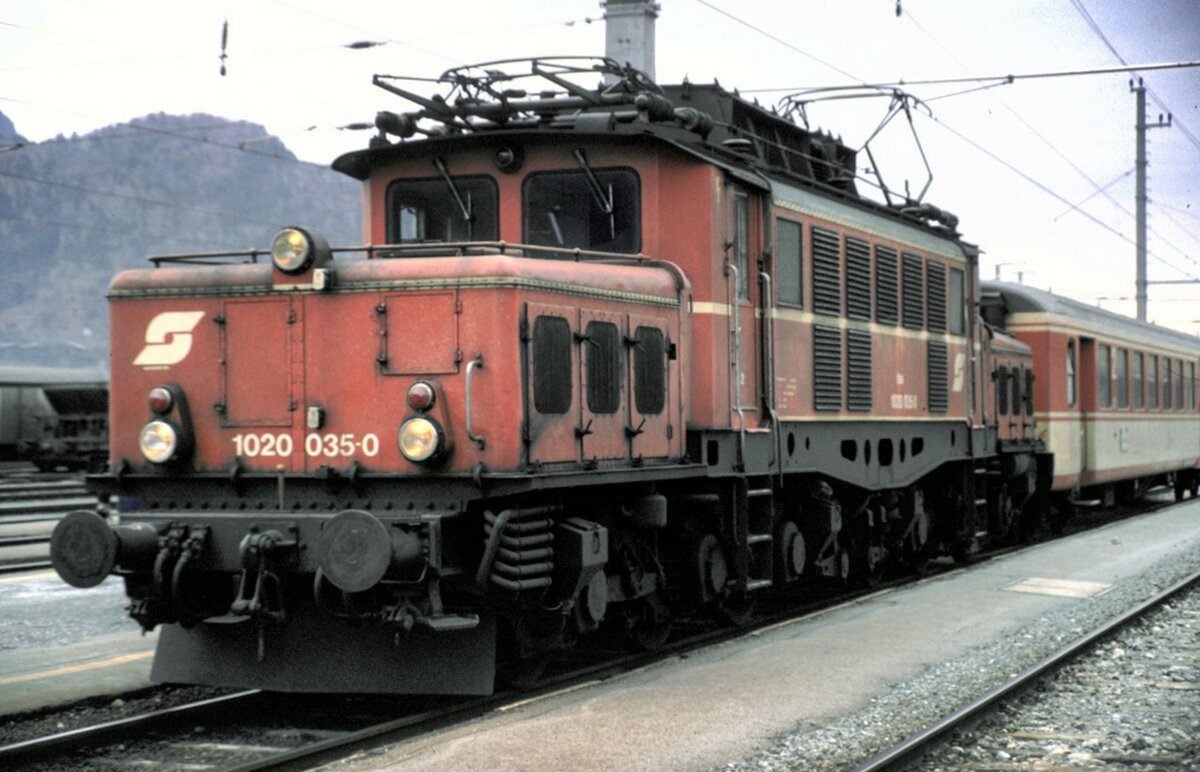 ÖBB 1020.035-0 mit einem Schlierenwagen als  Samba-Express  für den Arlberg in Bludenz im März 1989.