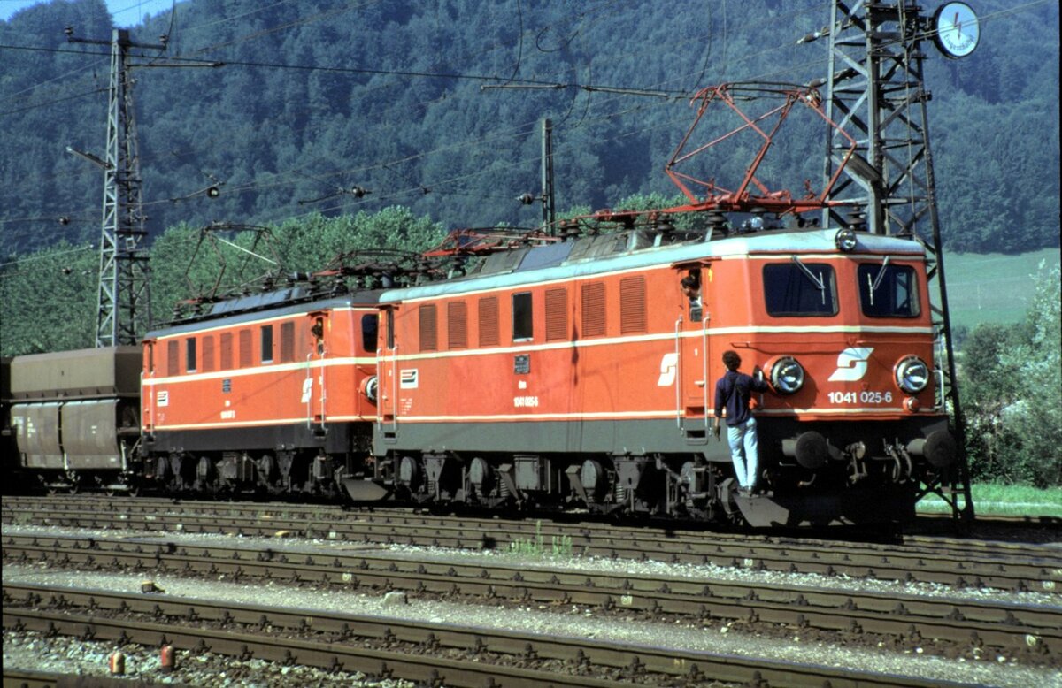 ÖBB 1041.025-6 und 1041.004-1 in Gmunden am 31.08.1987.