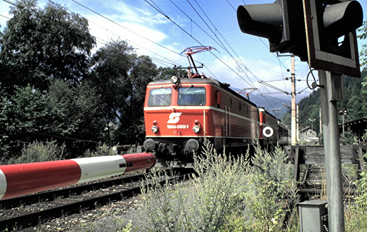 ÖBB 1044.069-1 und 1044 gemeinsam vor einem 4010 bei Mürzzuschlag am 12.08.1986.