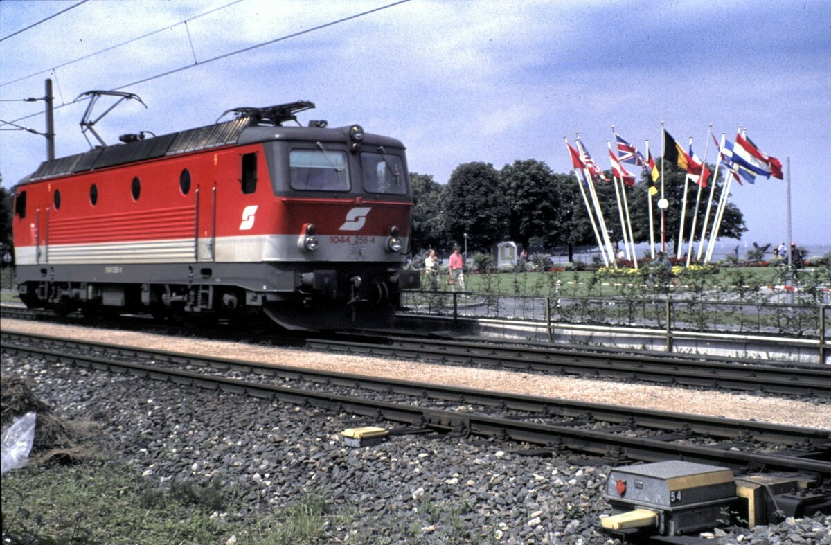 ÖBB 1044.256-4 in Bregenz am 10.07.1999.