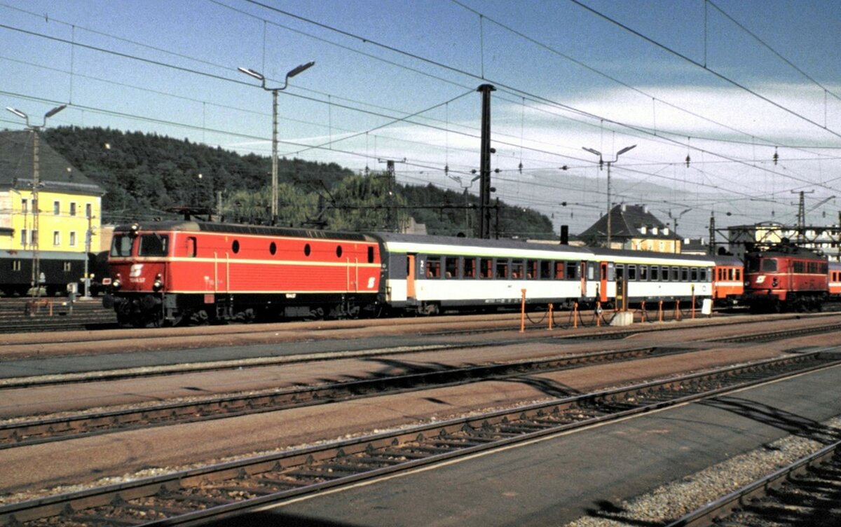 BB 1044.57 mit IC Mozart und 1018.04 in Attnang-Puchheim am 05.10.1981.