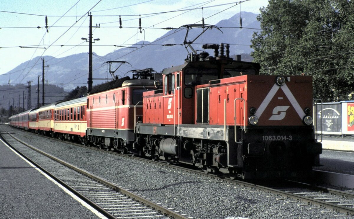 ÖBB 1063.014-3 und 1044 in Bludenz im August 1991.