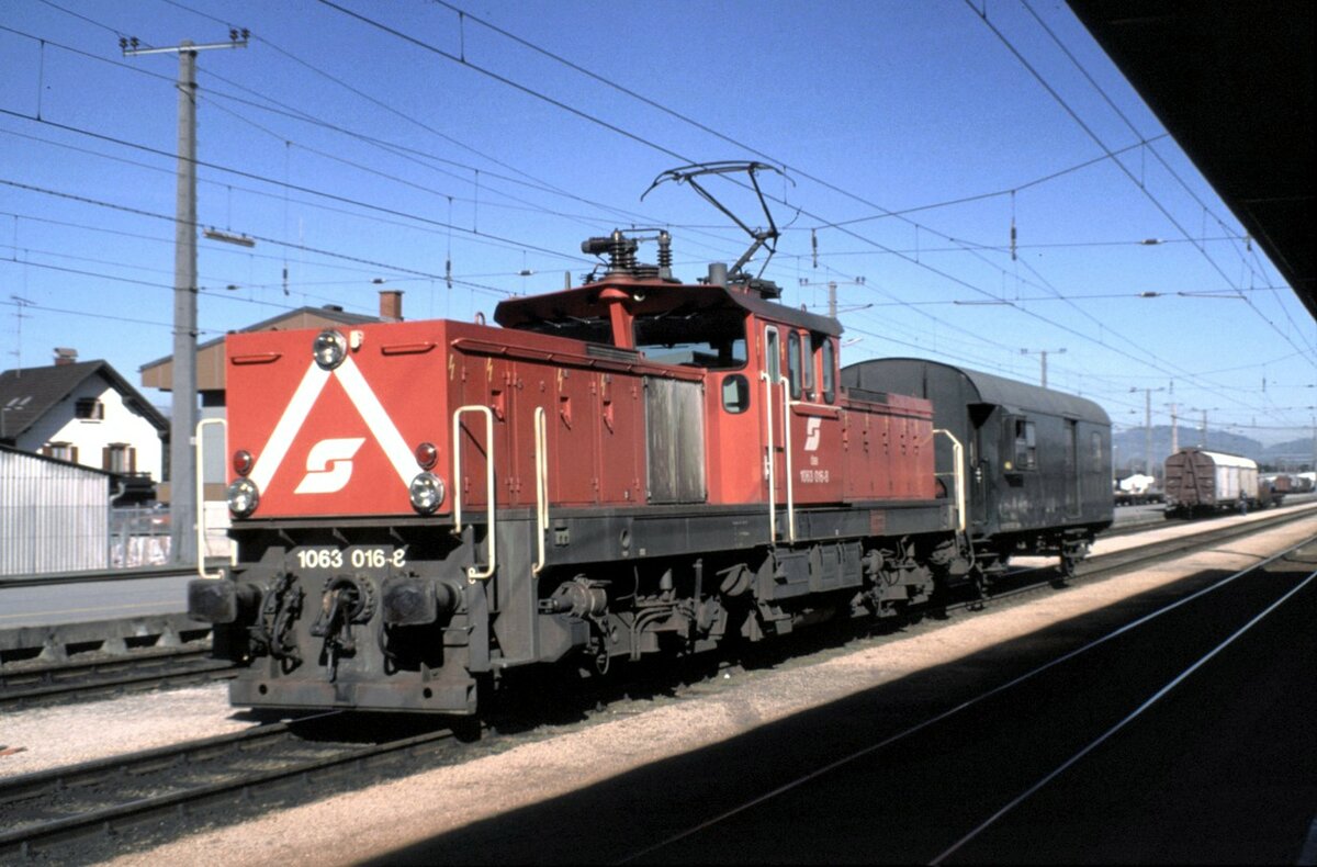 ÖBB 1063.016 in Rankweil (Vorarlberg) im März 1989.