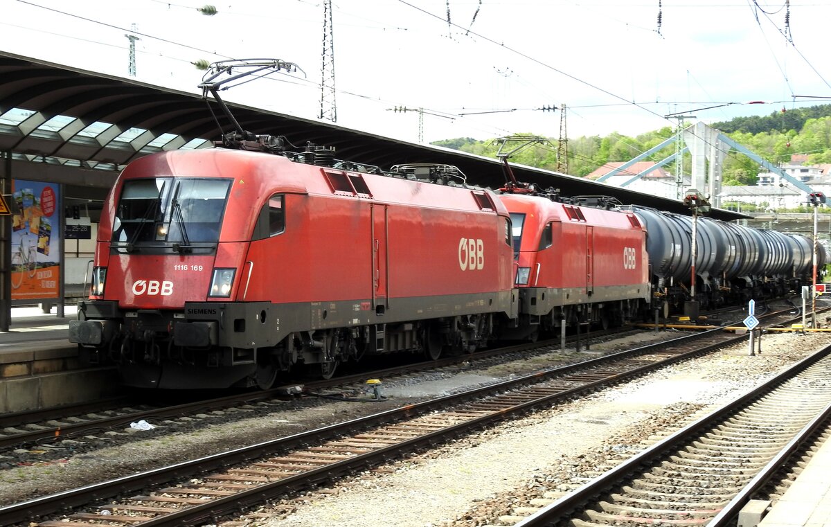 ÖBB 1116 169 und eine weitere 1116 mit Kesselwagenganzzug in Ulm am 11.05.2019.