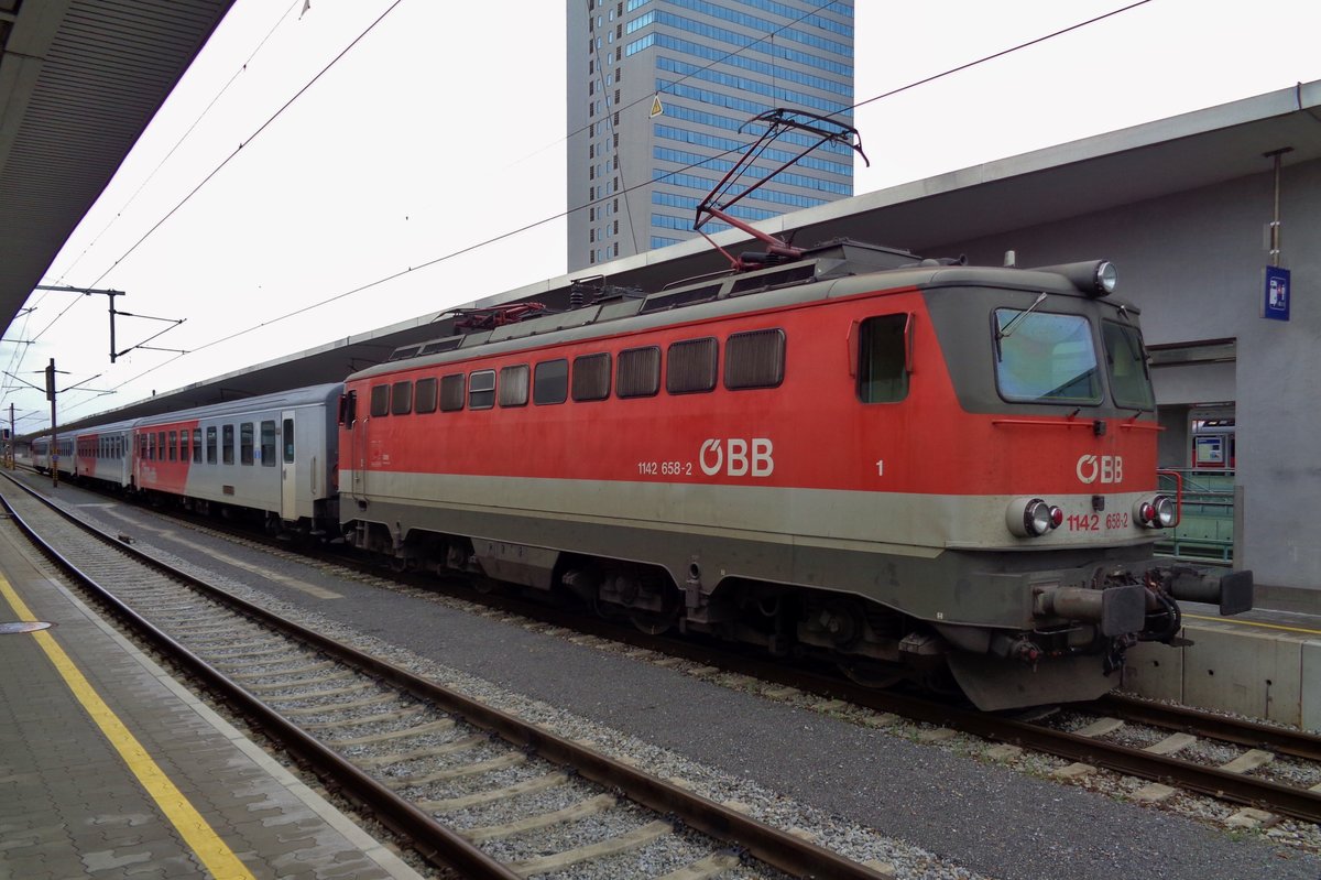 ÖBB 1142 658 steht am 4 April 2017 in Linz Hbf.
