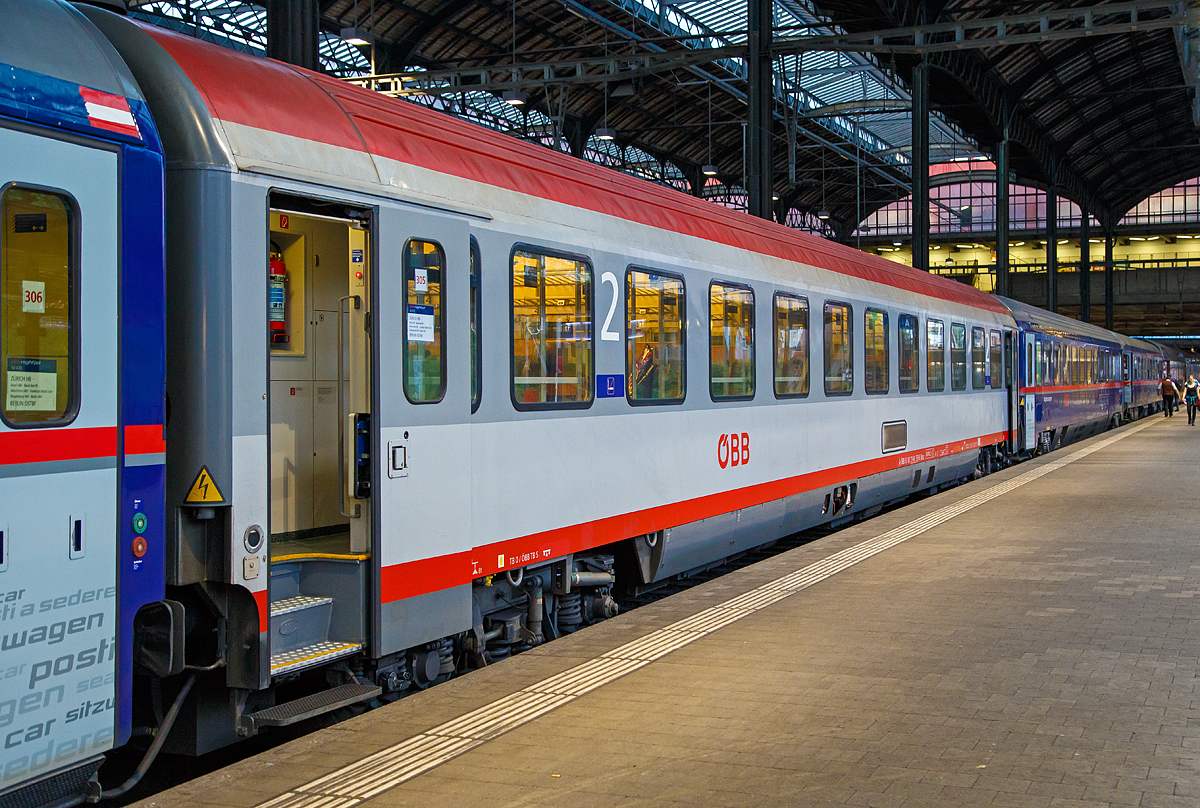 
ÖBB Bmz-Abteilwagen, A-ÖBB 61 81 21-90 551-6, eingereiht im ÖBB Nightjet (NJ40470 / NJ 470) am 21.05.2018 im Bahnhof Basel SBB.

Der Reisezugwagen ein druckertüchtigter Eurofima-Wagen der 1981 durch SGP Simmering gebaut wurde (ursprünglich als Bmz 51 81 21-70  551 ausgeliefert und einer von 67 Wagen die zwischen 2004 - 2008 modernisiert wurden (Upgrading-Programm).

TECHNISCHE DATEN:
Spurweite: 1.435 mm
Länge über Puffer: 26.400 mm
Drehzapfenabstand: 19.000 mm
Achsstand (Drehgestell): 2.500 mm 
Wagenkastenbreite: 2.825 mm
Dachhöhe: 4.050 mm
Drehgestelle: Bauart Minden-Deutz MD 52
Raddurchmesser: 920 mm (neu)
Abteillänge: 1.883 mm 
Abteilbreite: 1.880 mm
Gangbreite: 785 mm
Gewicht: 48 t
Höchstgeschwindigkeit: 200 km/h
Sitzplätze: 66
