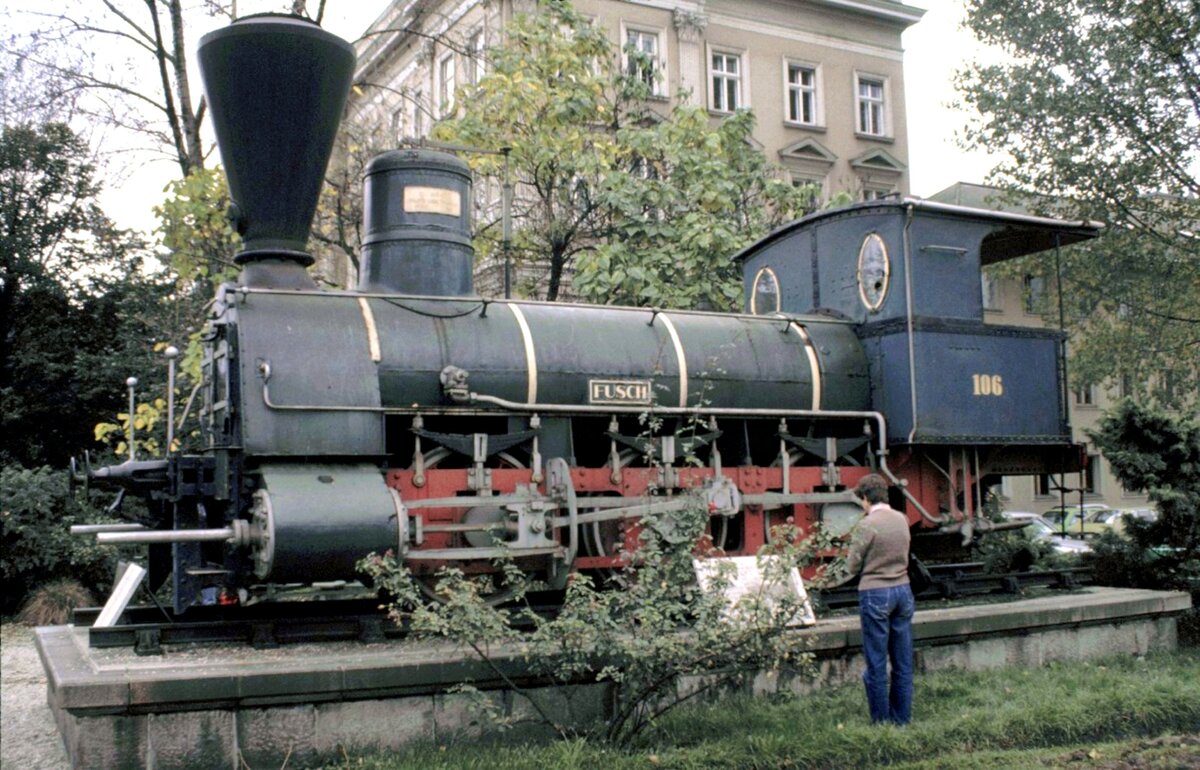 ÖBB Lok Fusch Nr.73.7101 in Linz auf dem Sockel am 07.10.1981.