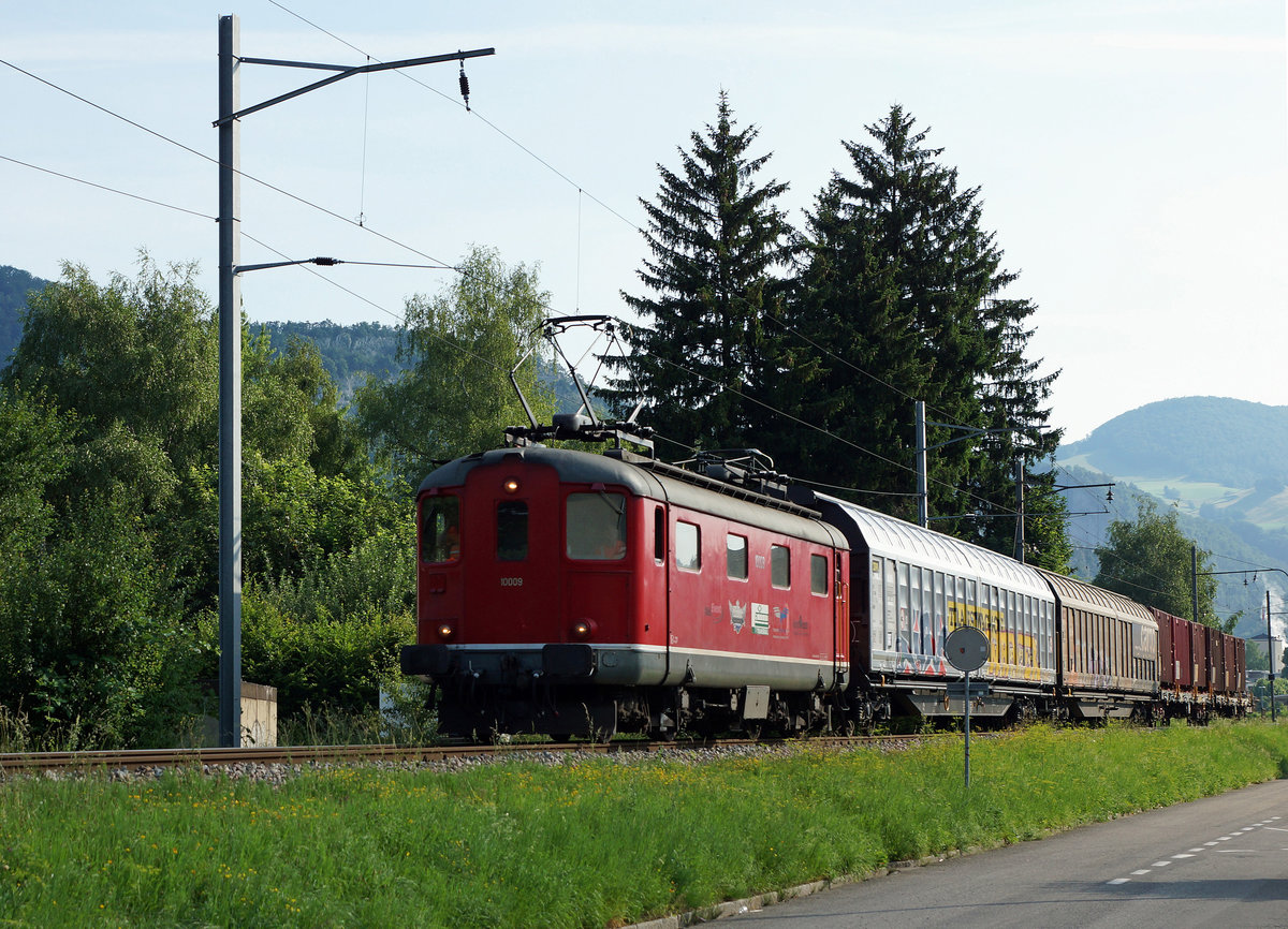 OeBB: Re 4/4 I 10009 mit gemischter Güterlast -was sehr selten vorkommt- bei Balsthal am 11. Juli 2016.
Foto: Walter Ruetsch