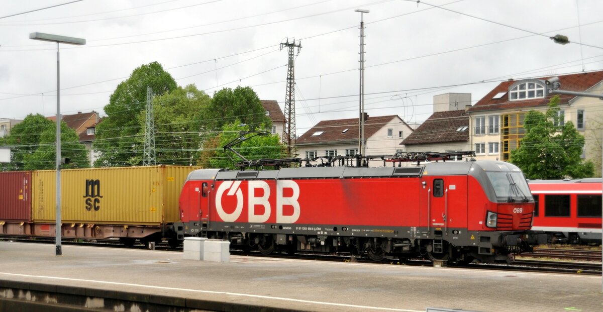 ÖBB Siemens Vectron 91 81 1293 056-8 A-ÖBB mit Containerzug in Ulm am 11.05.2023.
