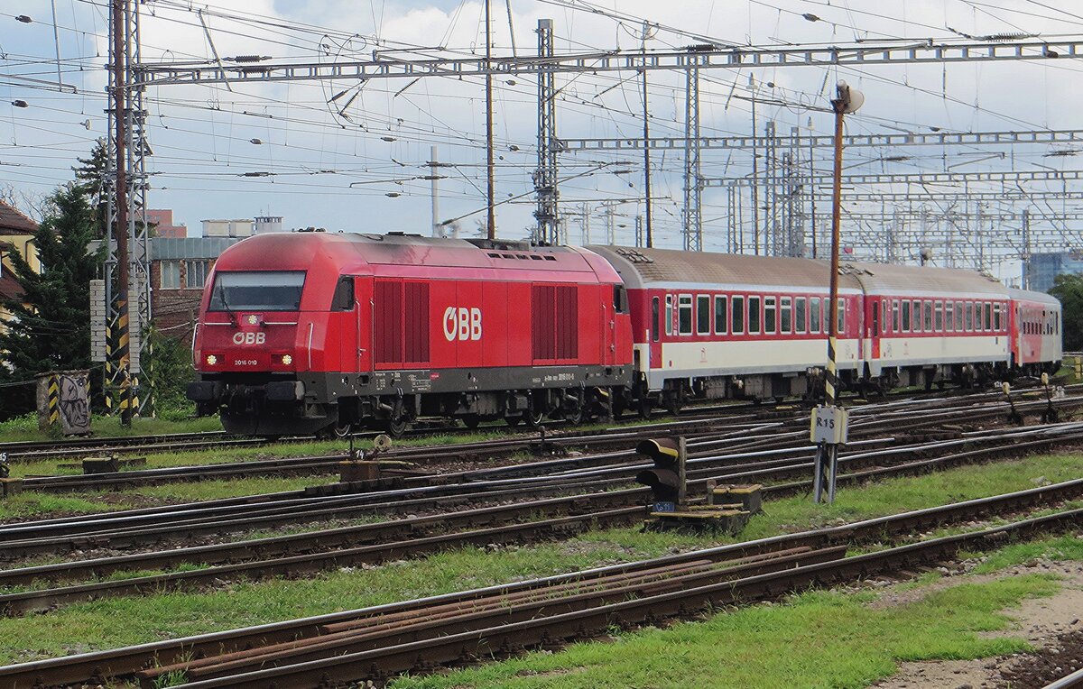 ÖBB und ZSR haben der Regionalverkehr zwischen Bratislava und Komarno gewonnen und die Kooperation wird am 27 Augustus 2021 sichtbar mit ÖBB 2016 010 und ZSR-Wagen beim einfahrt in Bratislava hl.st.