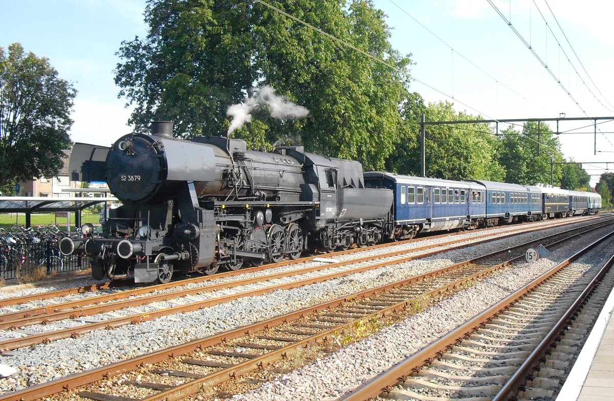 Österreichischer version eines Deutsches Entwurfs mit Niederländische Museumszug: VSM, ex-BBÖ 52 3879 treft am 2 September 2012 mit ein Dampfpendelzug in Dieren ein.  