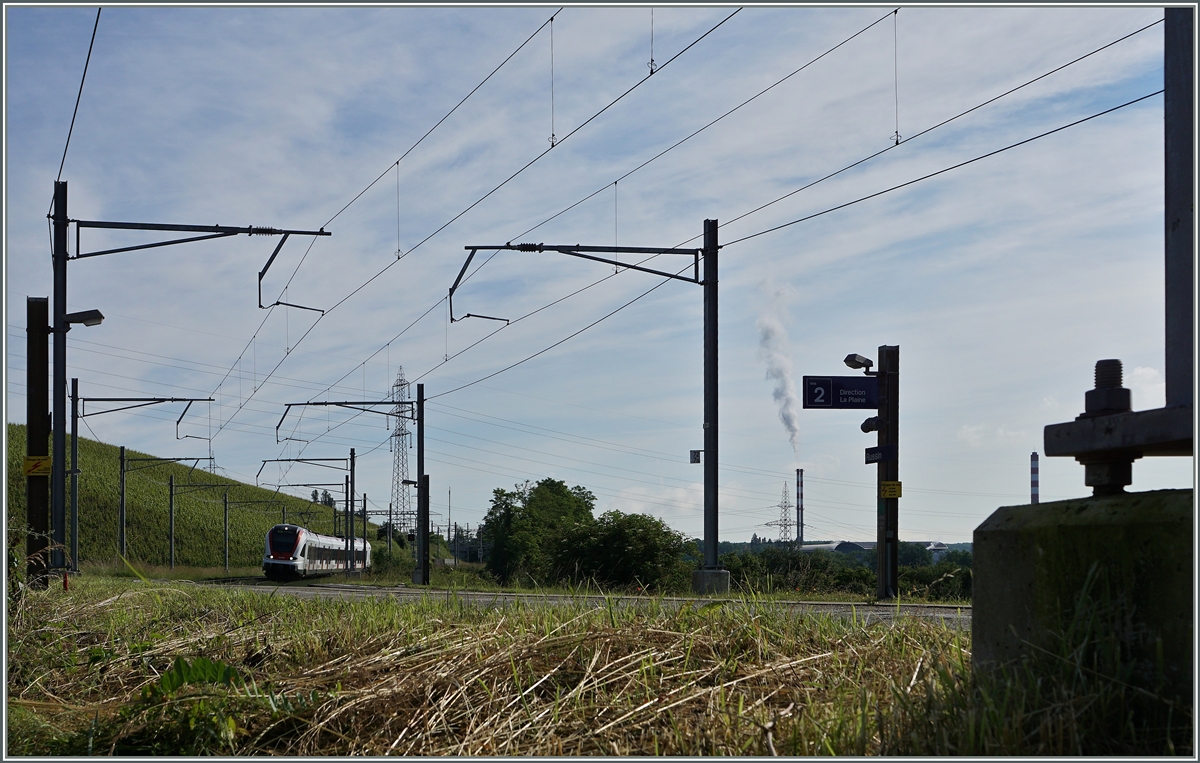 Ohne Frage, der alte SNCF-Charme ist seit der Modernisierung* der Strecke Genève - La Plaine verschwunden, doch lohnt sich, so finde ich jedenfalls, auch heute noch ein Besuch der westlichsten SBB Strecke.
Ein Flirt RABe 522 erreicht als Regionalzug von Genève nach La Plaine den Halt Russin.

20. Juni 2016

*Ersatz und Umstellung der Fahrleitung, SBB Signale anstelle der SNCF Signale