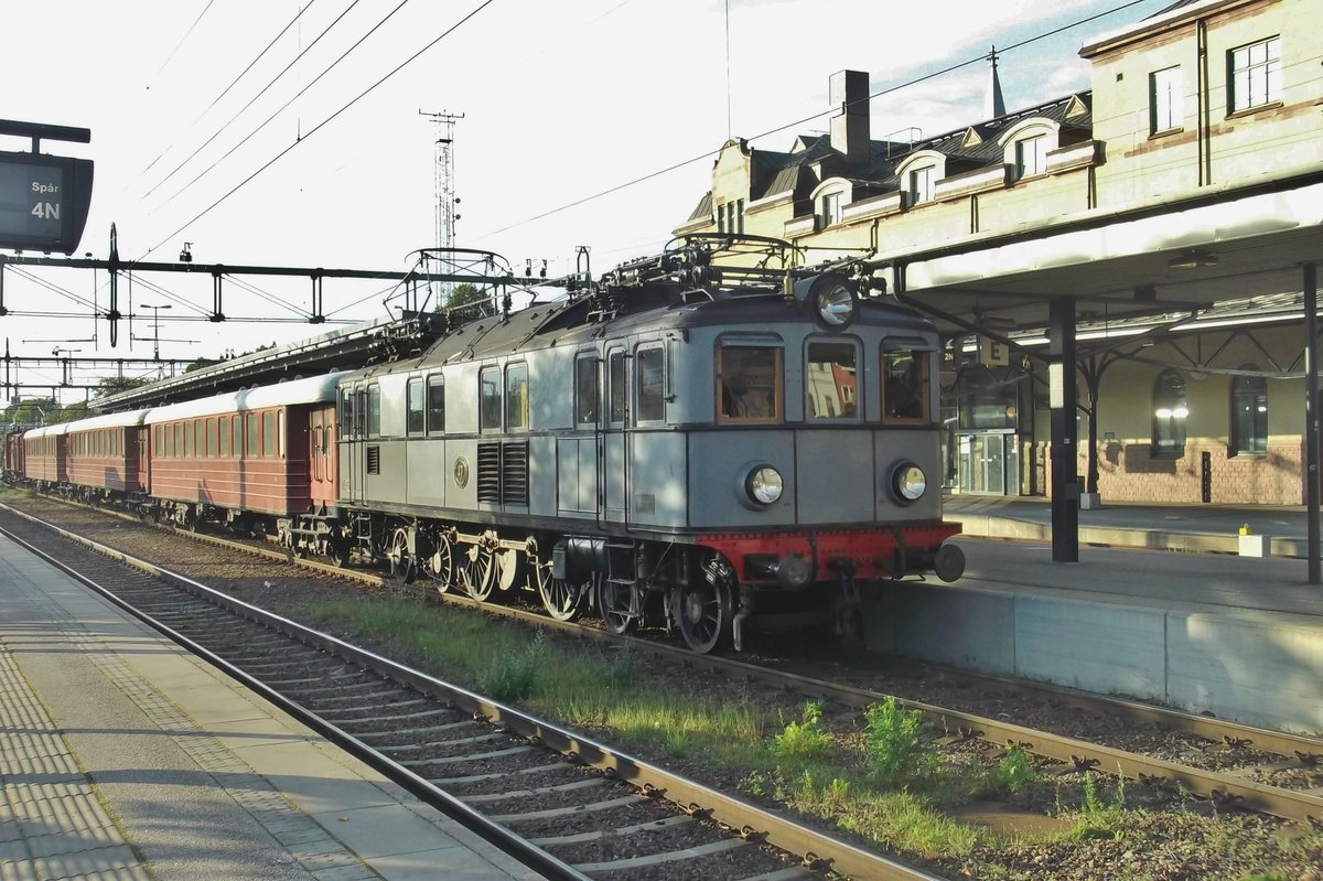 Pa27 zieht am 13 September 2015 um 07;20 die 2.Sonderzug dieses Morgens in Bahnhof Gävle.