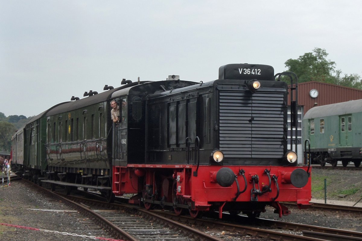 Pendelzug mit V36 412 treft am 17 September 2016 in Bochum-Dahlhausen ein.
