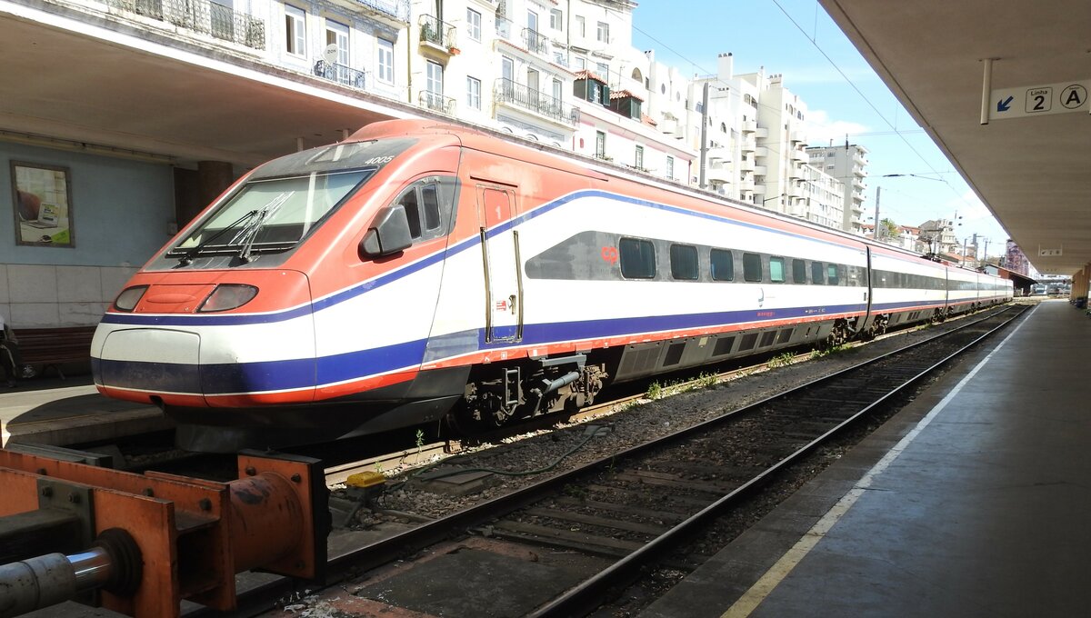 Pendular 4005 im Bahnhof Santa Apolonia in Lissabon am 13.05.2018.
