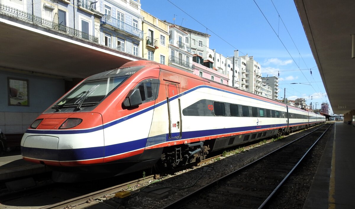 Pendular Nr.4005 im Bahnhof Santa Apolonier in Lissabon am 13.05.2018.