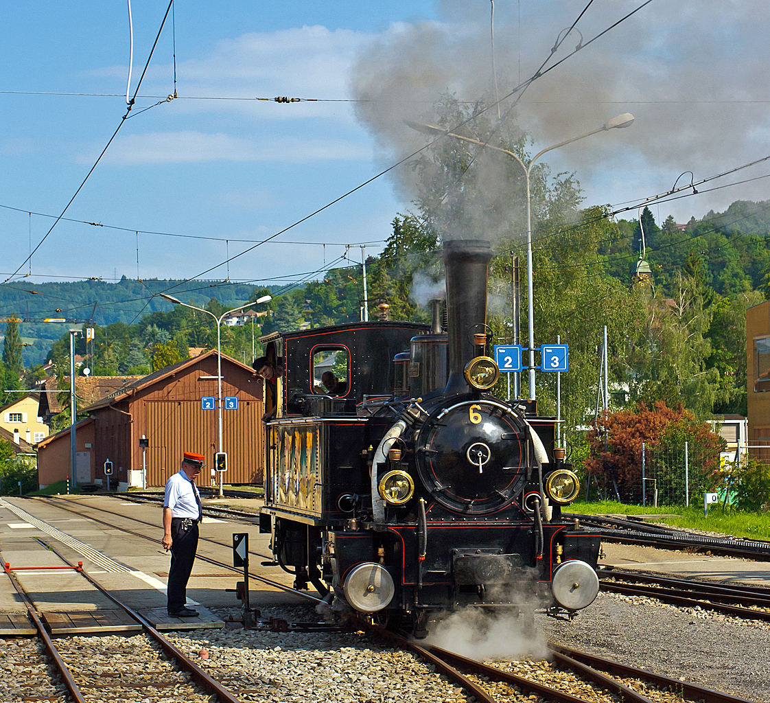 
Pfingstdampf Festival bei der Museumsbahn Blonay-Chamby: 
Die G 3/3 Dampftenderlokomotiven ex BAM Nr. 6 beim umsetzen im Bahnhof Blonay am 27. Mai 2012. 
Die Lok 1901 von der Schweizerische Lokomotiv- und Maschinenfabrik (SLM) in Winterthur unter der Fabriknummer 1341, für die JS (Jura–Simplon-Bahn) gebaut,  hier hatte sie die Lok Nr. 909. Ab 1902 gehörte die Bahn zur SBB und die Lok erhielt die Nr. 109, 1921 wurde sie dann an die BAM (Bière–Apples–Morges-Bahn) verkauft. 