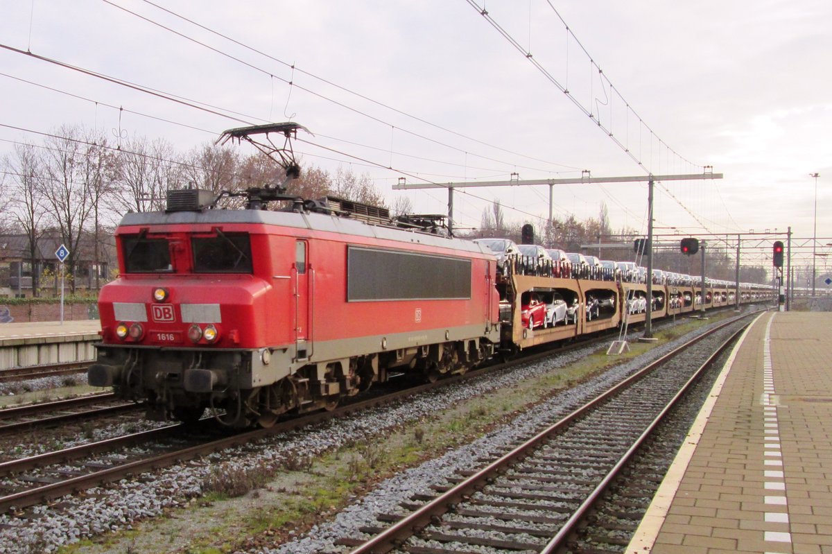PKW-Zug mit 1616 durchfahrt Boxtel am 28 November 2014.