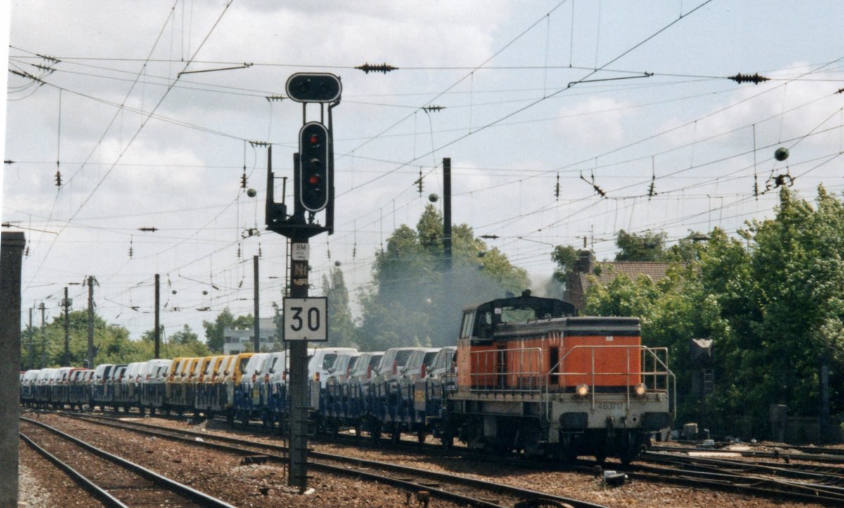 PKW-Zug mit 63717 treft am 20 Mai 2003 in Somain ein. 