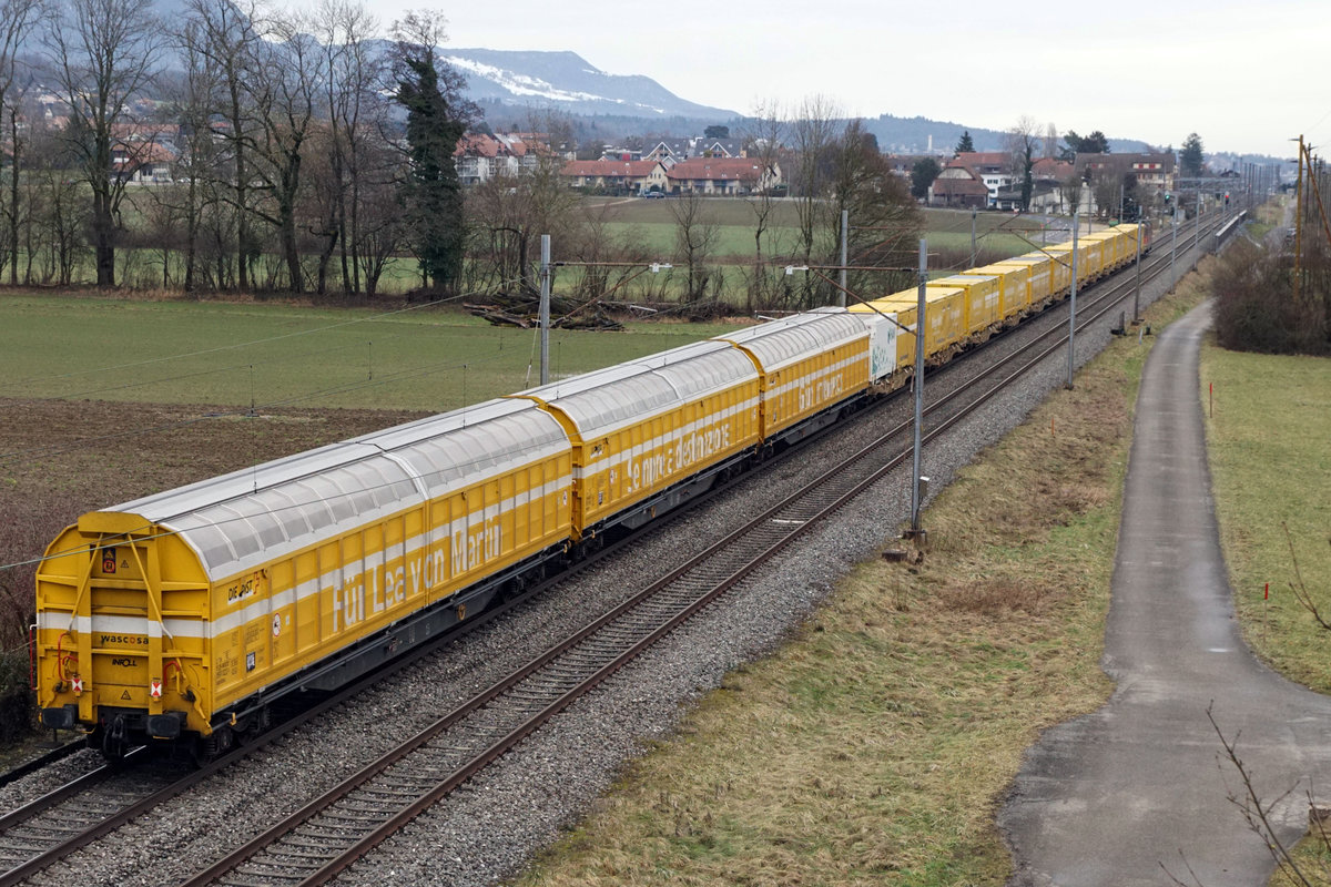 Postzug mit der Re 420 318-8 zwischen Bettlach und Selzach am sehr trben 22. Januar 2021.
Foto: Walter Ruetsch