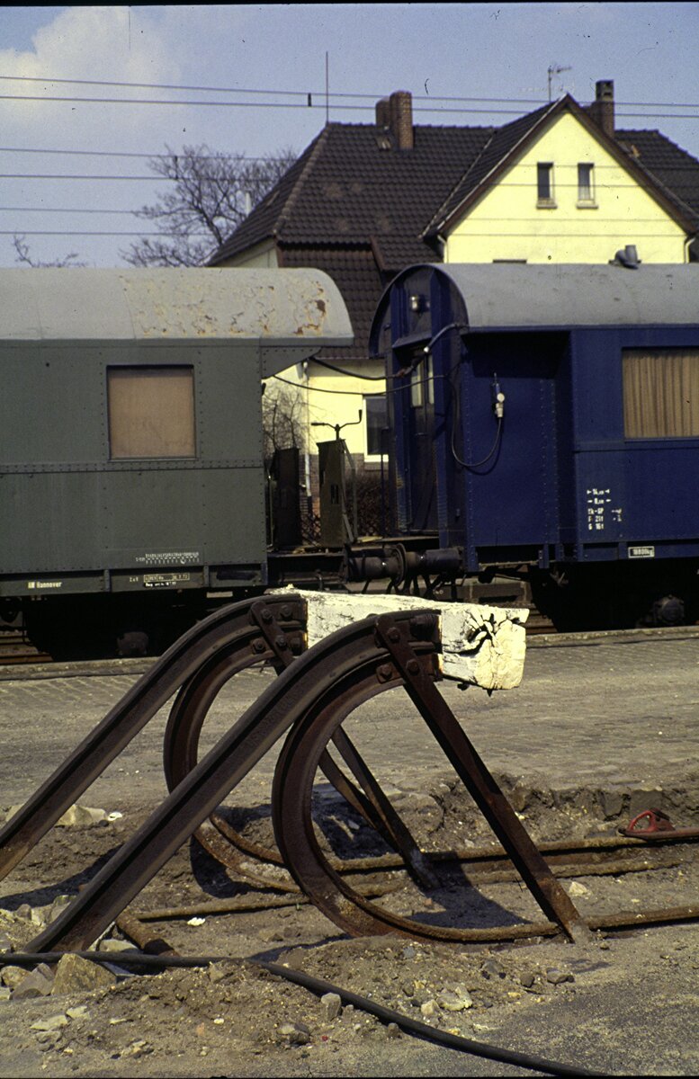 Prellbock ältere Standardausführung, im Hintergrund Bauzugwagen in Peine im April 1979.