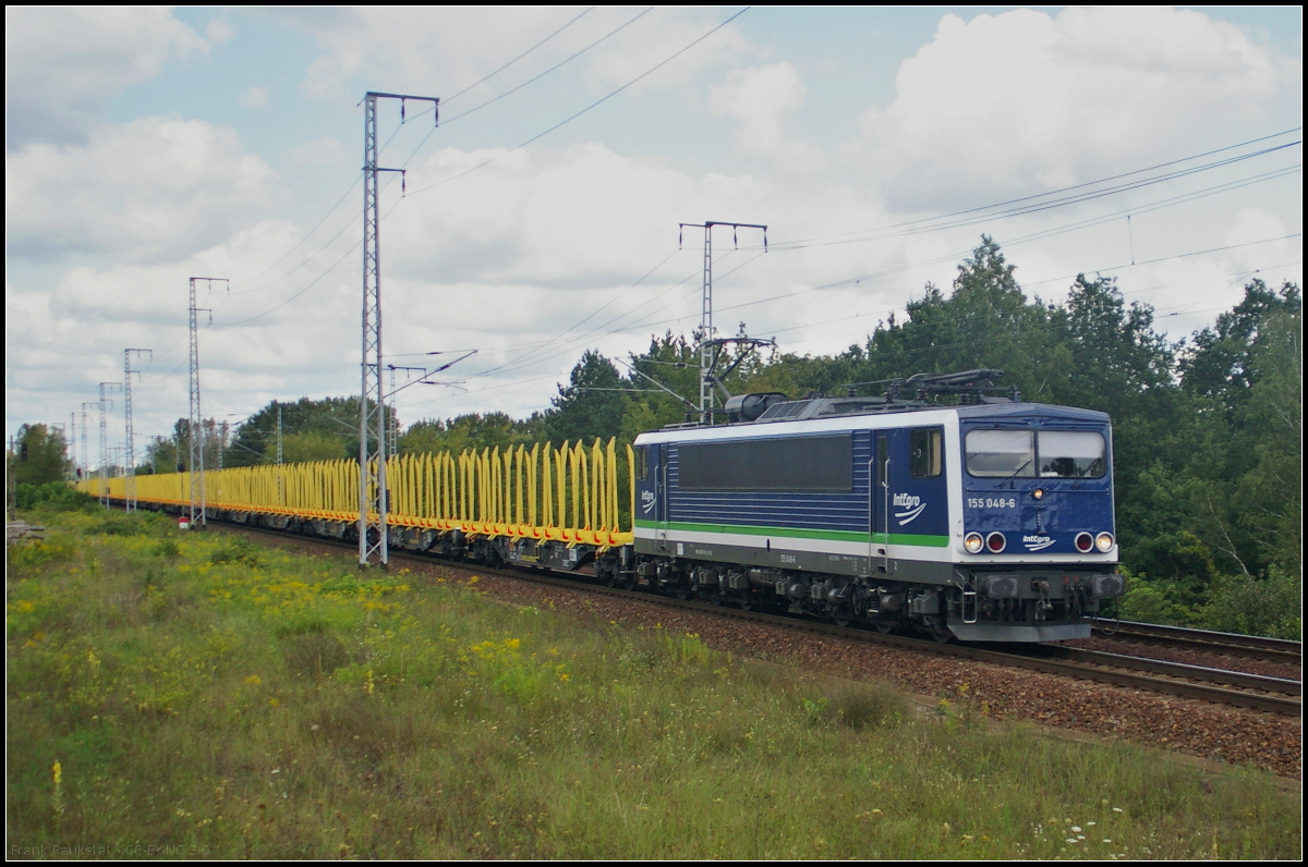 PRESS 155 048-6 fuhr mit leeren Snps-Wagen für den Holztransport am 23.08.2017 durch die Berliner Wuhlheide (NVR-Nummer 91 80 6155 213-2 D-PRESS, Eigner IntEgro)