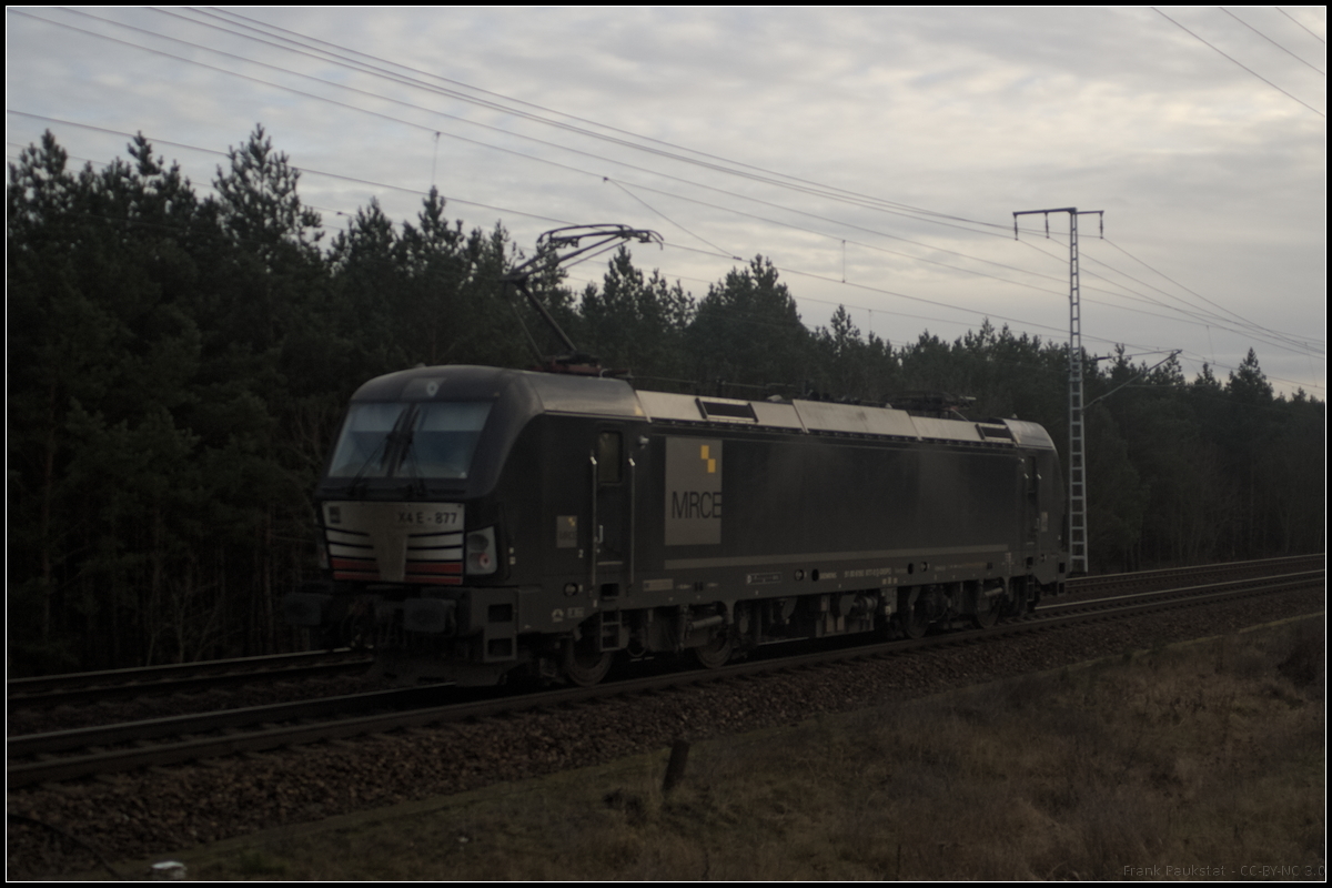 Quasi im letzten Licht des Tages kam VTG Rail X4 E-877 / 193 877-8 nach ihrer bergabe in Bln.-Nordost am 06.01.2018 zurck durch die Berliner Wuhlheide gefahren