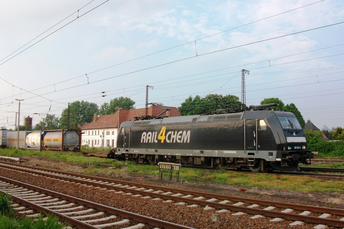 R4C 185 563 zieht ein KLV durch Grosskorbetha am 31 Mai 2010.