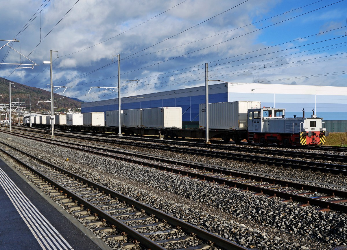 RAIL CARE/BLS: Die SCHOEMA Tm 2/2 98 85 5237 806-5 schiebt am 14. Januar 2014 den Containerzug mit der BLS Re 465 015-6 in die nicht elektrifizierte Umladestation in Oensingen.
Foto: Walter Ruetsch
