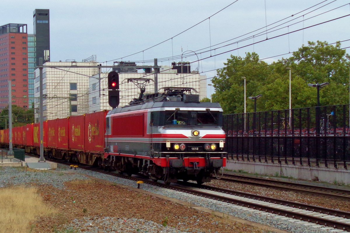 Railogic 1618 schleppt der UBS-KLV durch Tilburg am 24 Augustus 2018. RL ist ein Tochter von Captrain NL.
