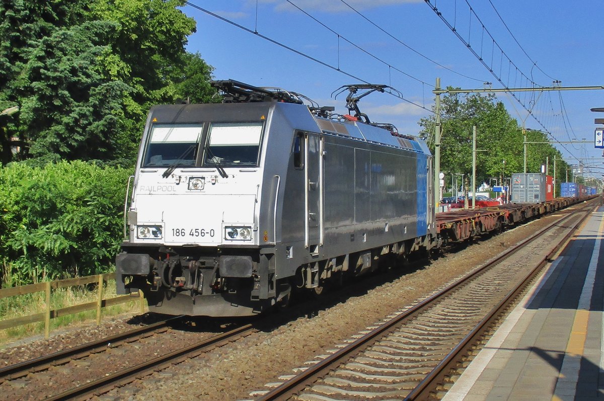 RailPool 186 456 durcheilt Tilburg-Universiteit am 10 Juni 2017.