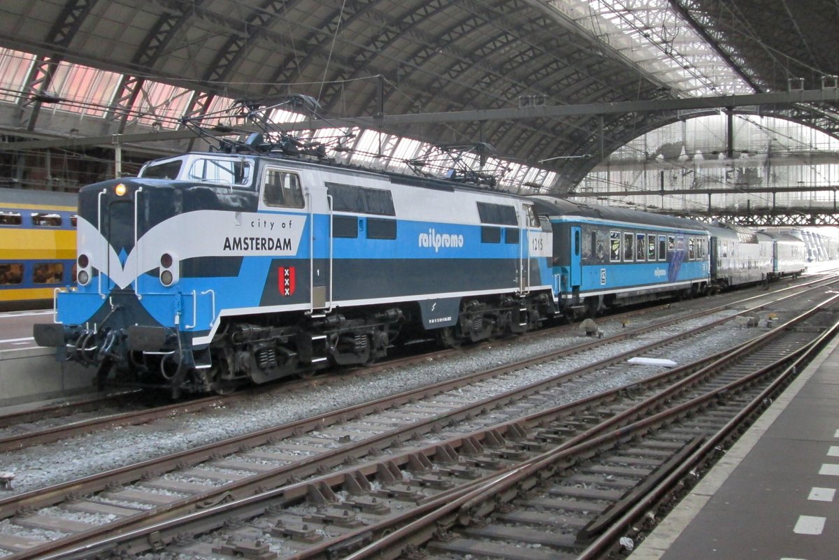 RailPromo 1215 steht am 24 Oktober 2016 mit der Dinner Train in Amsterdam Centraal.