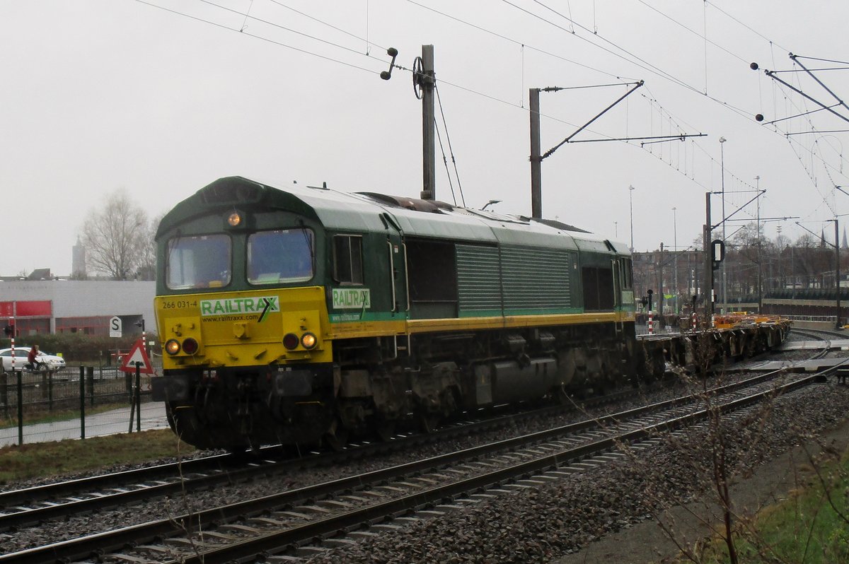 RailTraxx 266 031 verlässt mit viel Lärm und Regen Venlo am 18 März 2017.