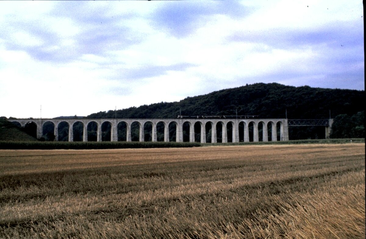 RBe 4/4 mit Zug auf dem Gümmenen Viadukt am 23.08.1980.
