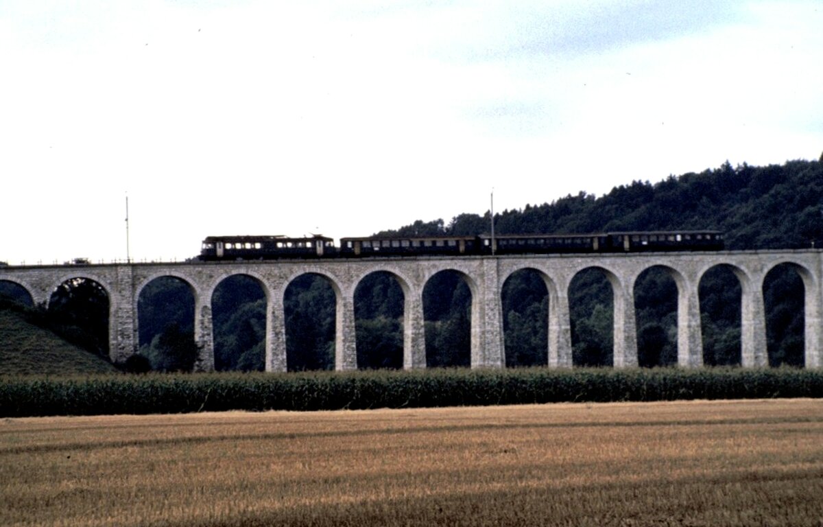 RBe 4/4 mit Zug auf dem Gümmenen Viadukt am 23.08.1980.