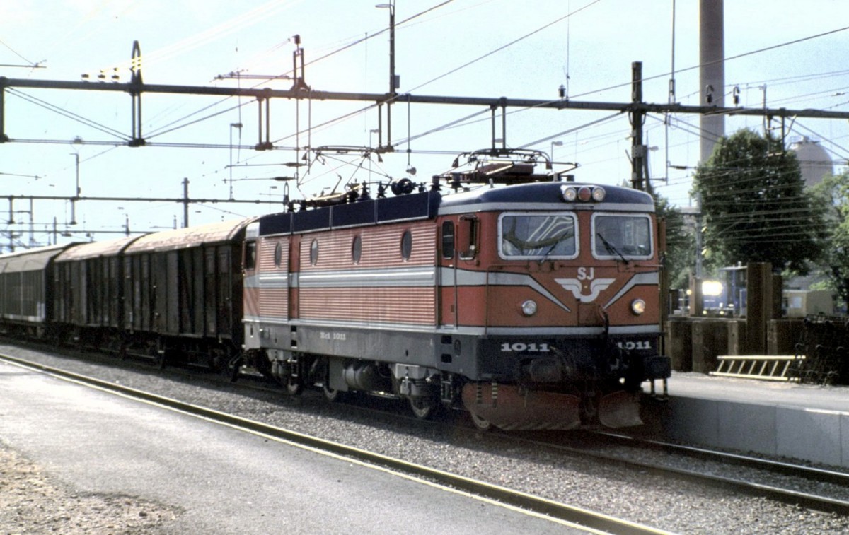 Rc 1 Nr.1011, von ASEA Baujahr 1967, mit einem schweren Güterzug in Hallsberg am 05.08.1994 (Diascan).Die Stationierung war 1988 Malmö.