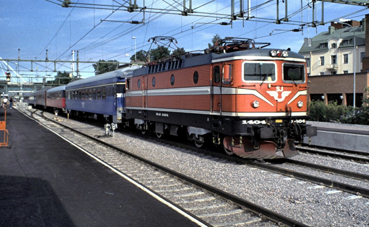 Rc 6 Nr.1404, von ASEA Baujahr 1987, in Hallsberg am 05.08.1994 (Diascan).Die Stationierung war 1988 Hagalund.