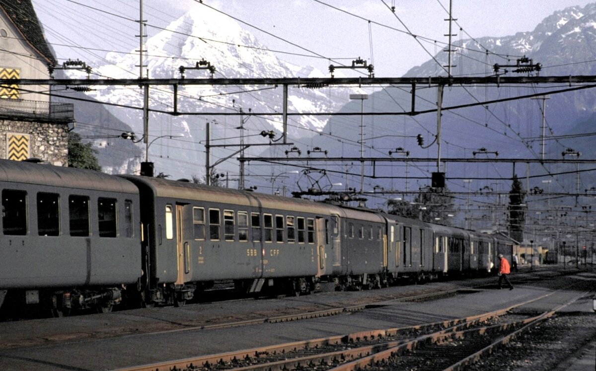 Re 4/4 I im Zugverband in Flüelen am 30.05.1981. Durch einen abgeschirmten Gang in der Lok konnte man zwischen den beiden Zugteilen wechseln.