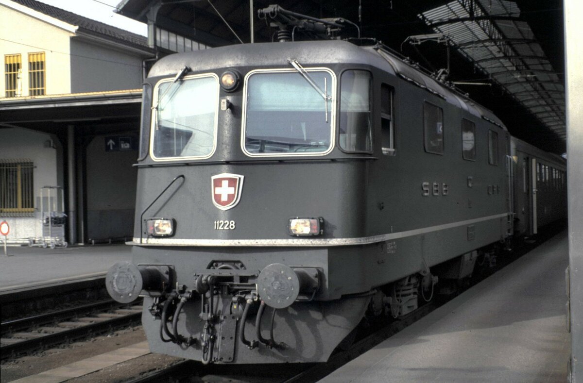 Re 4/4 II Nr.11 228 in Olten im Oktober 1992, es war die erste Re 4/4 mit eckigen Lampeneinfassungen, die ich gesehen habe.