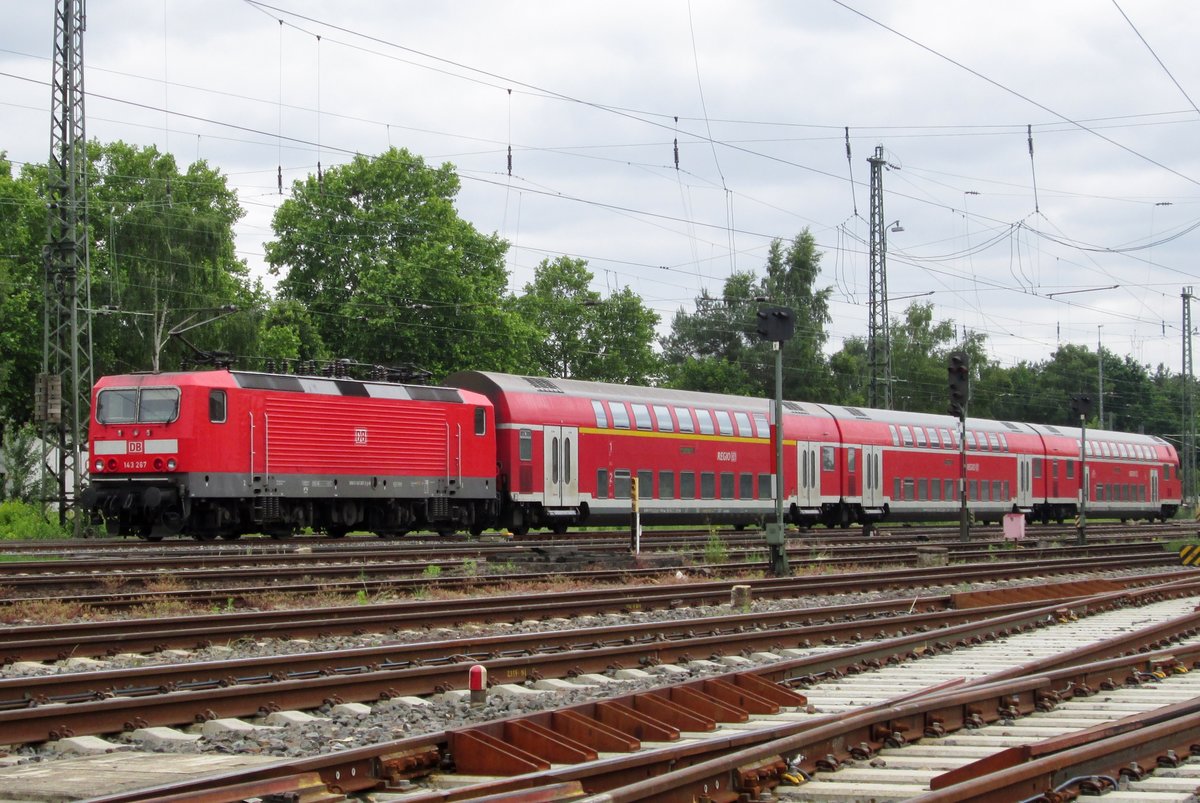 RE aus Hanau mit 143 267 treft am 30 Mai 2014 in Darmstadt-Kranichstein ein. 