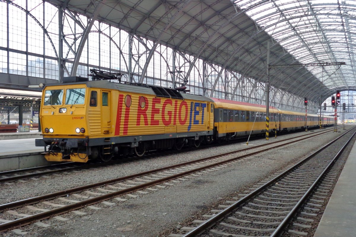 RegioJet 162 116 steht am 2 Jänner 2017 in Praha hl.n.